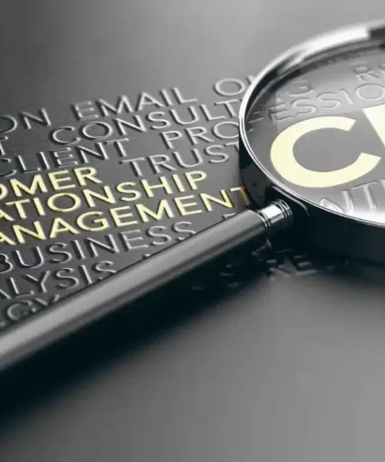 blog communication digitale - illustration magnifying glass over black background and F